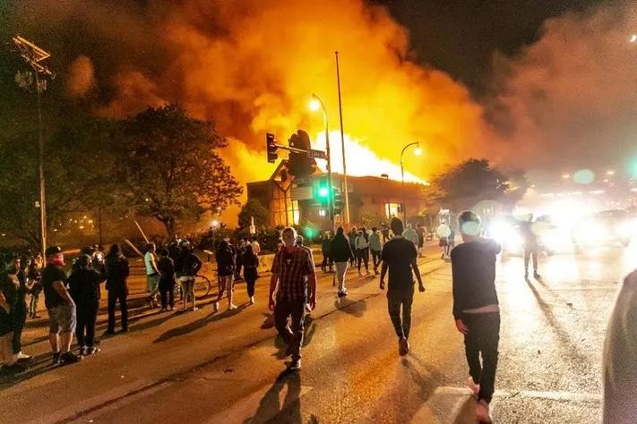 特朗普和议员们为什么不敢提高谴责声调？