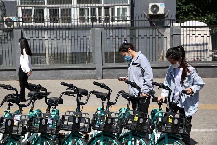 9：35，呼家楼地铁站，市民扫码解锁共享单车。