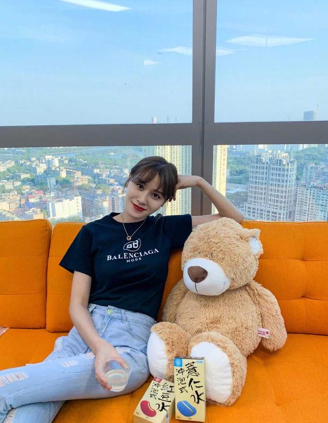 叶一茜和田亮现身机场,穿白色上衣搭配破洞牛仔,清爽简约又洋气