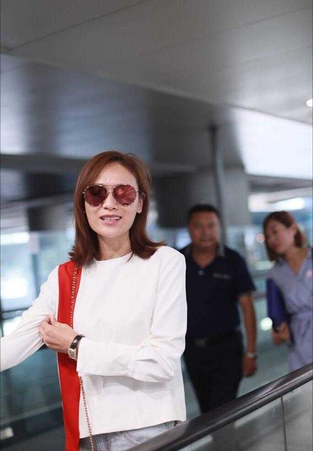 叶一茜和田亮现身机场,穿白色上衣搭配破洞牛仔,清爽简约又洋气