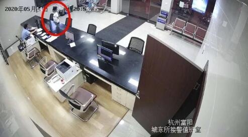 玩网游偷拿妈妈账户里3000元买装备,富阳一小男孩被父母带到派出所“自首”休闲区蓝鸢梦想 - Www.slyday.coM 玩网游偷拿妈妈账户里3000元买装备,富阳一小男孩被父母带到派出所“自首”休闲区蓝鸢梦想 - Www.slyday.coM