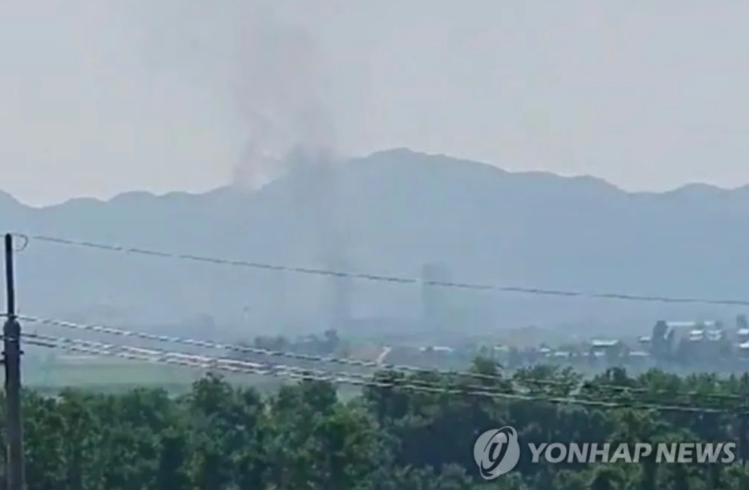 △朝韩联络办公室被爆破后,朝韩非军事区内韩方村庄看到的开城方向黑烟。(图片来源:韩联社)