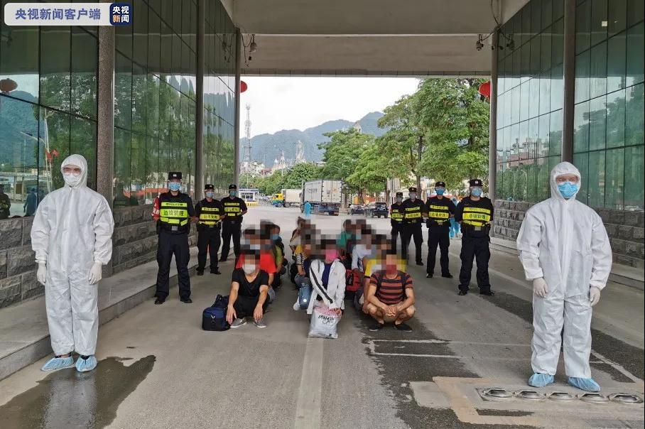 广西22名非法入境走私外籍人员结束刑期,被遣送出境
