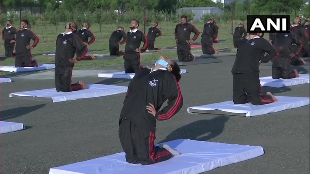 今天，印度边防部队在山上练瑜伽