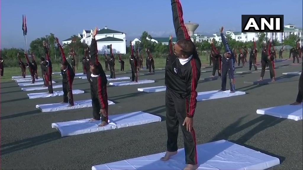 今天，印度边防部队在山上练瑜伽