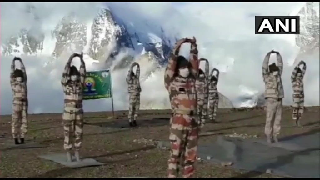 今天，印度边防部队在山上练瑜伽