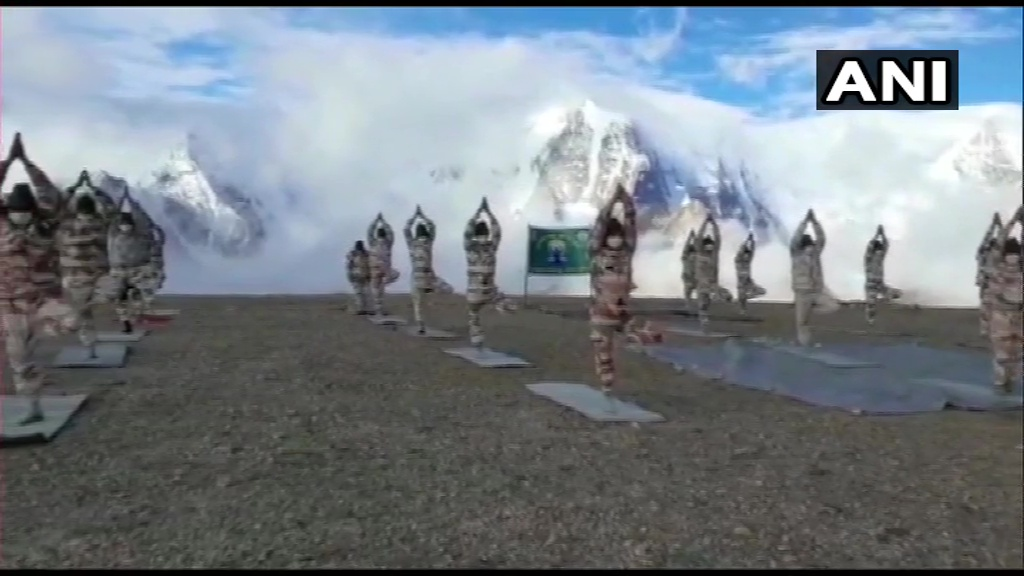 今天，印度边防部队在山上练瑜伽