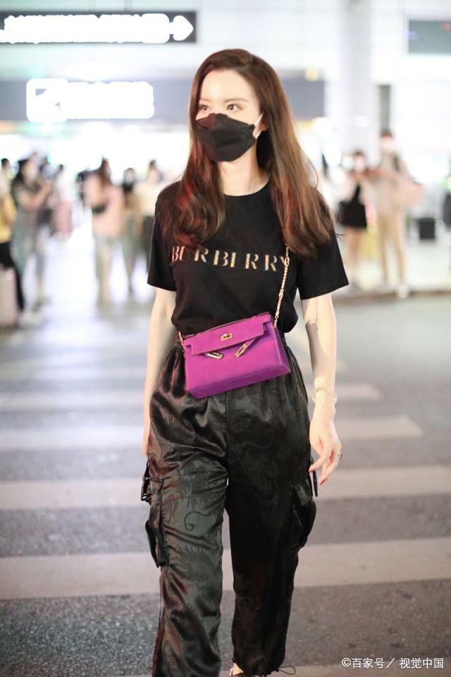 耀客传媒老板娘张萌深夜抵达长沙,全黑LOOK背紫包摩登有范