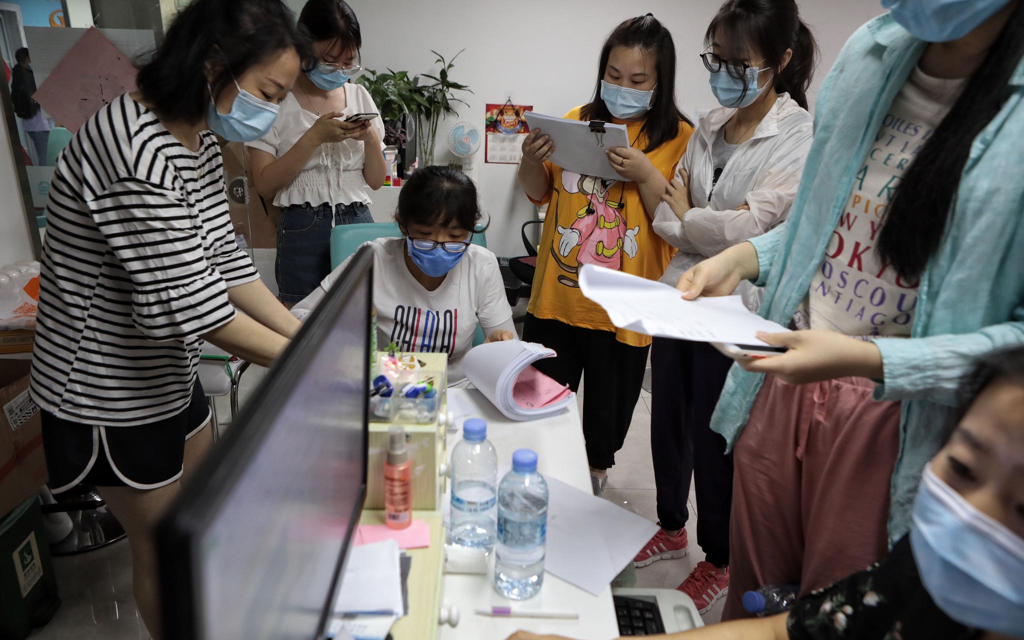 社區工作者們正在工作。
攝影/新京報記者 王嘉寧