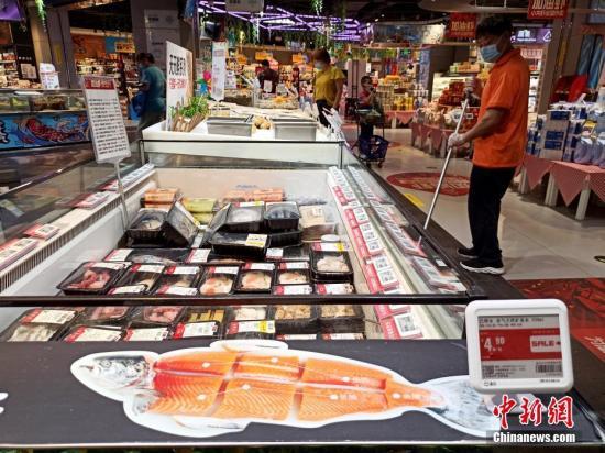 6月13日,北京丰台区一家超市内的三文鱼已下架。中新社记者 张宇 摄