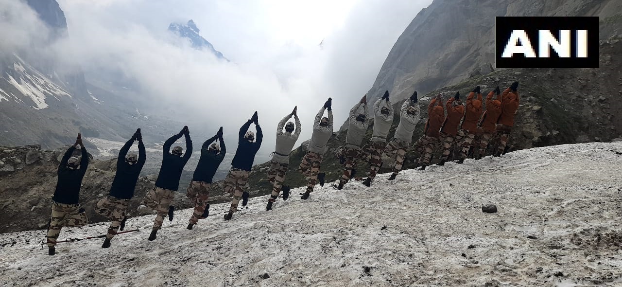 今天，印度边防部队在山上练瑜伽