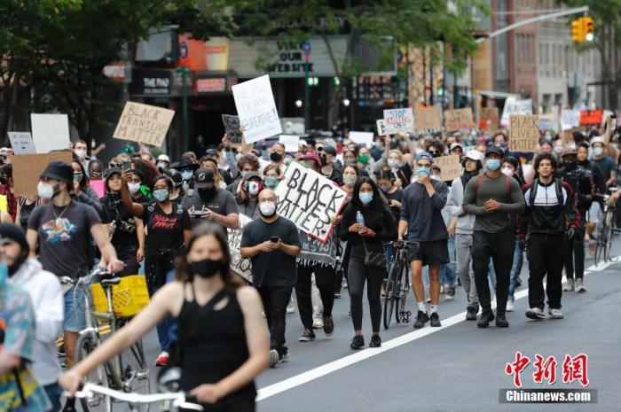 资料图:当地时间6月1日,纽约民众在曼哈顿街道游行抗议警察暴力执法。中新社记者 廖攀 摄