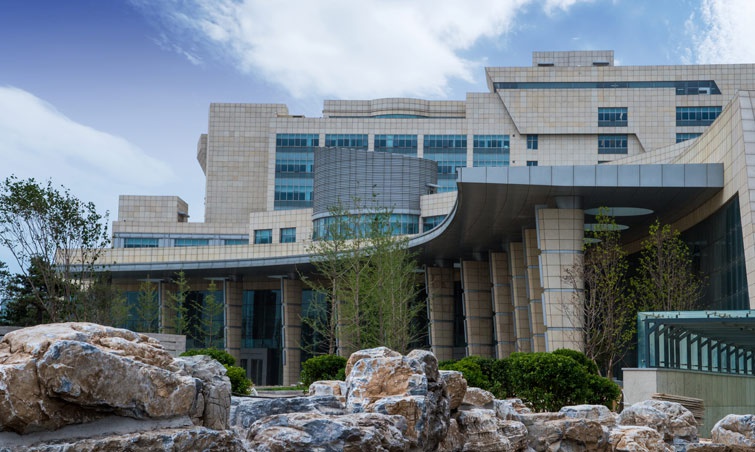 北京大学国际医院门诊大厅外景。医院官网 图