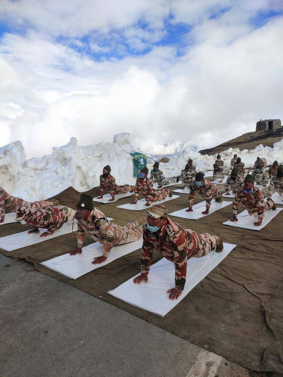 今天，印度边防部队在山上练瑜伽