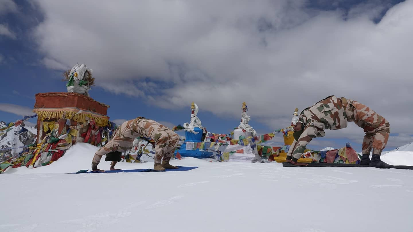 今天，印度边防部队在山上练瑜伽