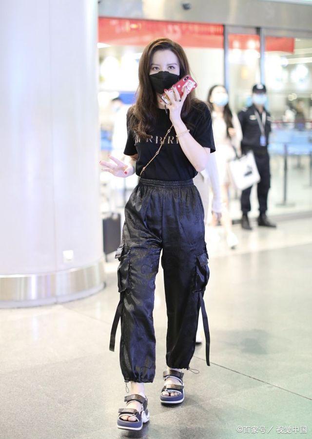 耀客传媒老板娘张萌深夜抵达长沙,全黑LOOK背紫包摩登有范