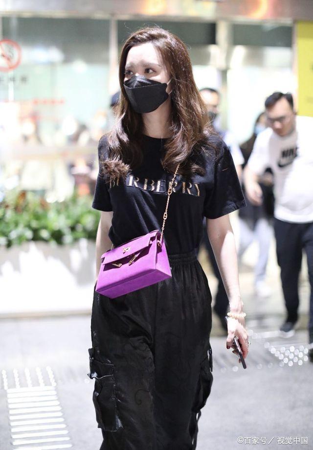 耀客传媒老板娘张萌深夜抵达长沙,全黑LOOK背紫包摩登有范