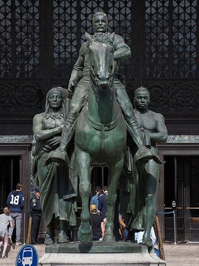 美国自然历史博物馆门前的西奥多·罗斯福雕像,来源:社交媒体