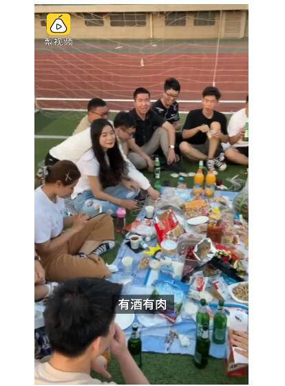 毕业班操场上席地吃散伙饭，举行一场“最后的晚餐”