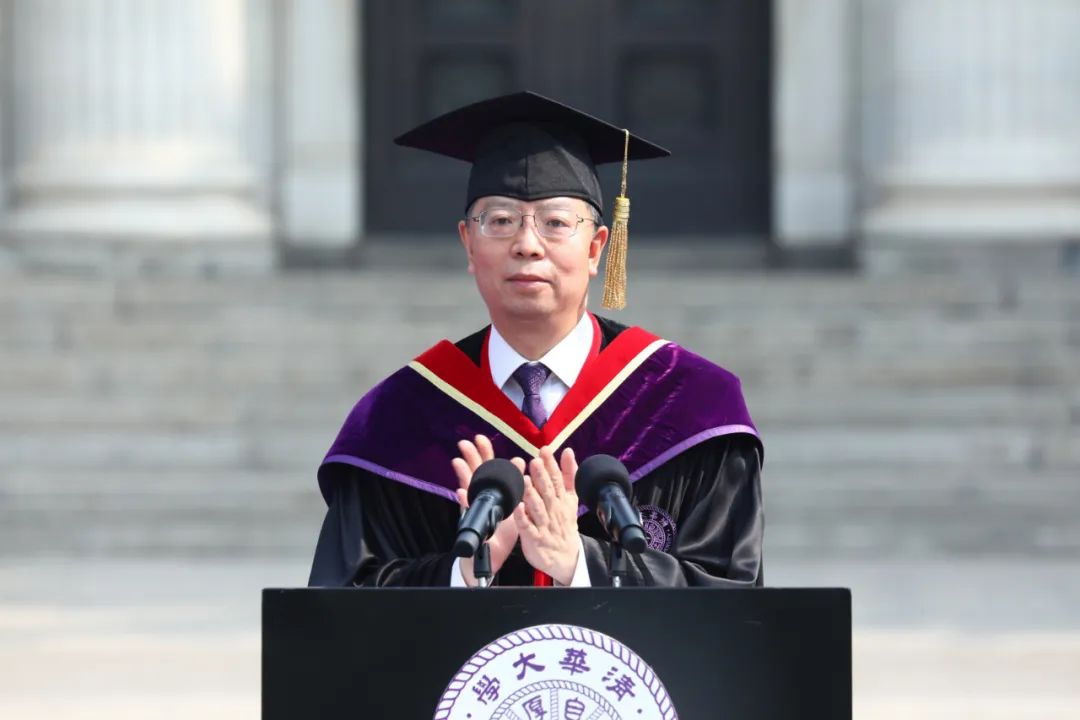 清华大学校长邱勇在毕业典礼上致辞。 图源：清华大学