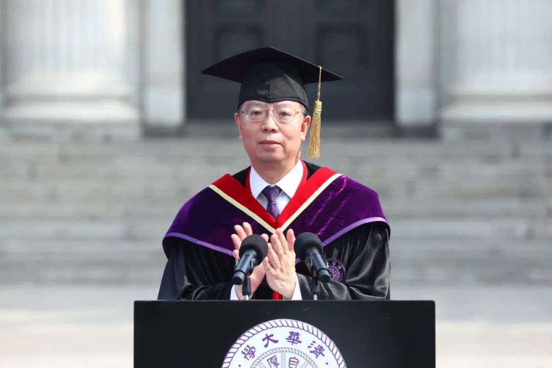 清华大学校长邱勇在毕业典礼上致辞。 图源:清华大学