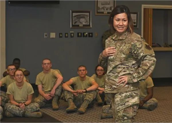 ▲資料圖片:巴斯(站立者)在與美空軍士兵進行交流(美國空軍網站)