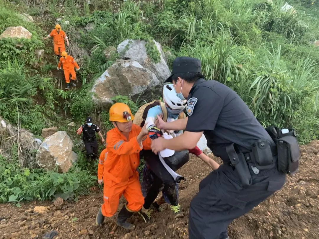 好险!一骑行爱好者在大新强行通过塌方区被困,幸得民警紧急救援!