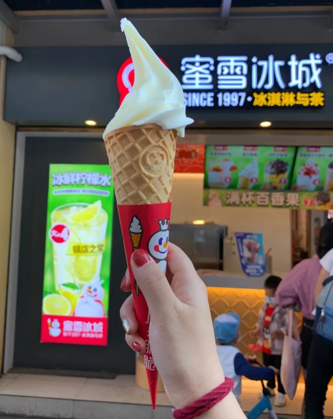 最终做出了1元1支的冰淇淋,23年后的今天,蜜雪冰城通过冰淇淋产业链的