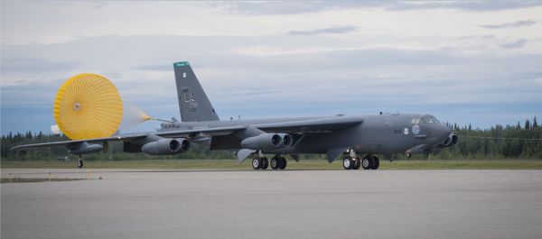 美B-52H轰炸机14日抵达阿拉斯加州艾尔森空军基地（美国空军网站）