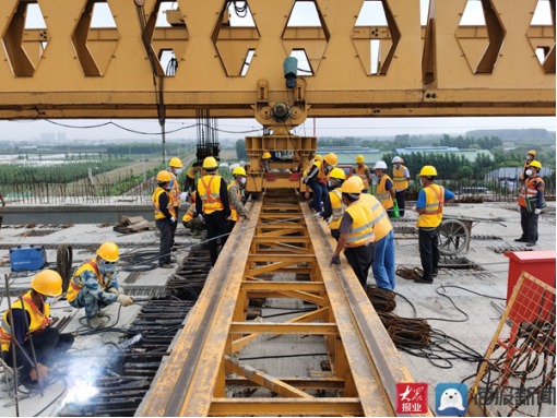 年底通车更近一步!岚罗高速跨胶新铁路施工完成