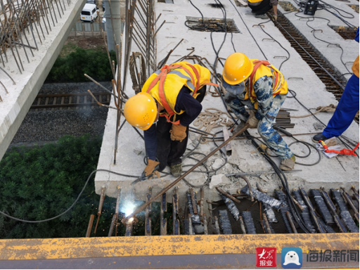 年底通车更近一步!岚罗高速跨胶新铁路施工完成