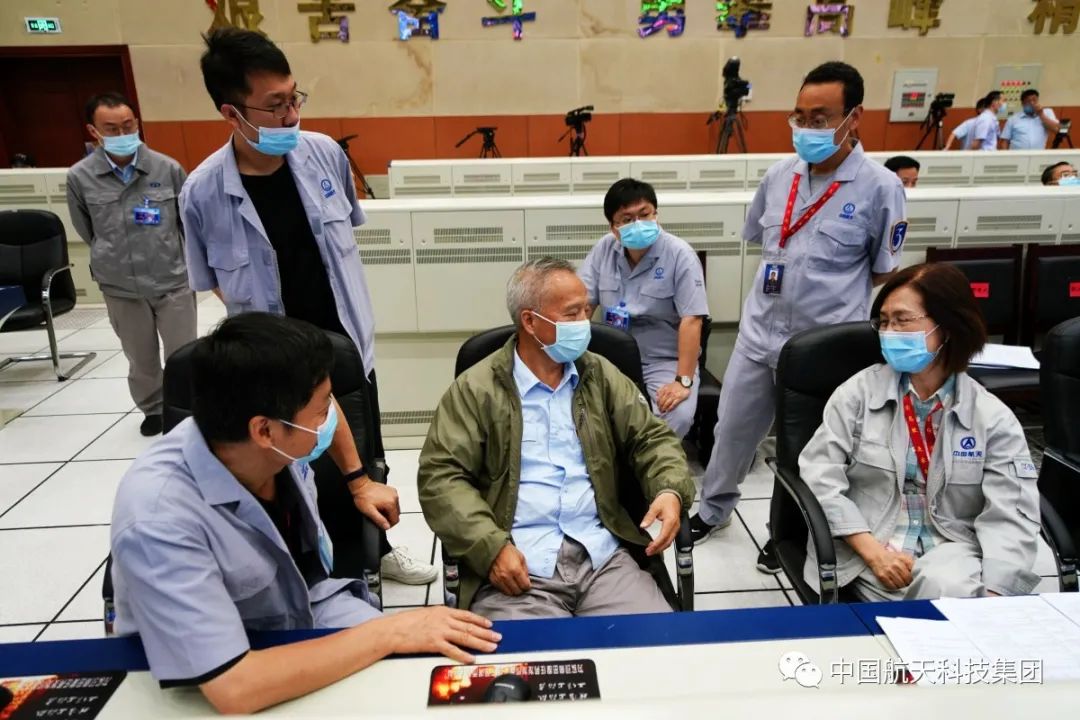 6月19日,北斗卫星导航体系工程总计划师杨长风,长三甲系列火箭“两总”在西昌卫星发射中央引导火箭通例推进剂泄出功课(刘淮宇摄)
