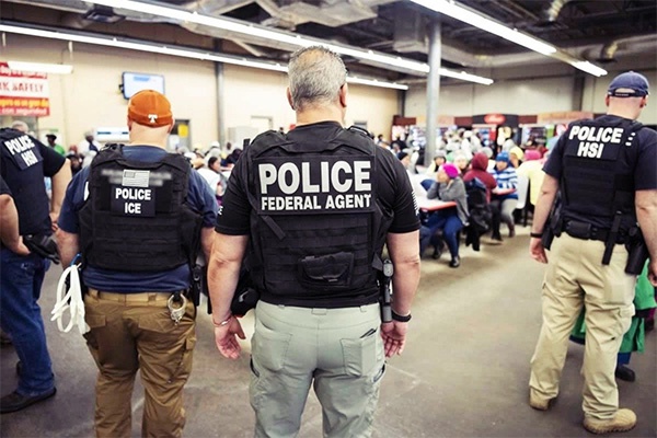 去年8月,美国移民与海关执法局(ICE)在密西西比州突击搜捕非法外劳,大型的食品加工场与养殖场是搜捕的主要目标。