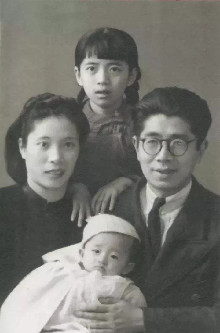 1941年夏,陈芝秀在重庆生下了儿子,常书鸿为他取名嘉陵.