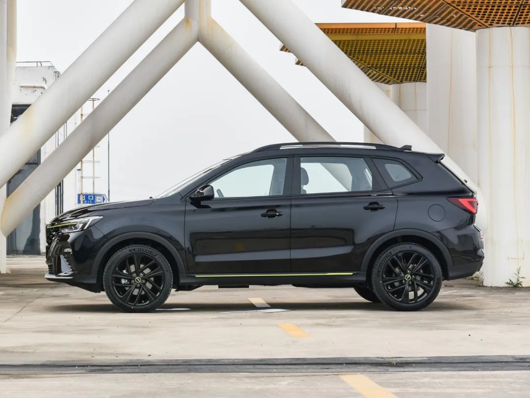 10万出头高性价比SUV!长安CS75 PLUS对比荣威RX5 PLUS!