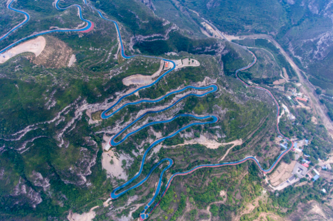 这是6月18日拍摄的通往太原市王封一线天景区的西山旅游公路(无人机照片)
