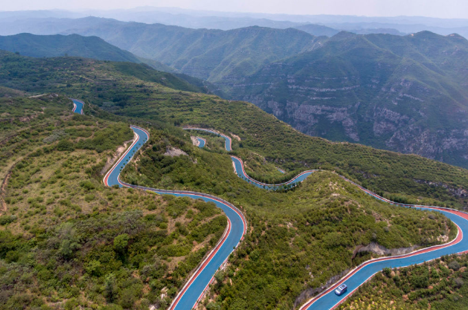 这是6月18日拍摄的位于太原市万柏林区王封乡境内的西山旅游公路(无人机照片)。