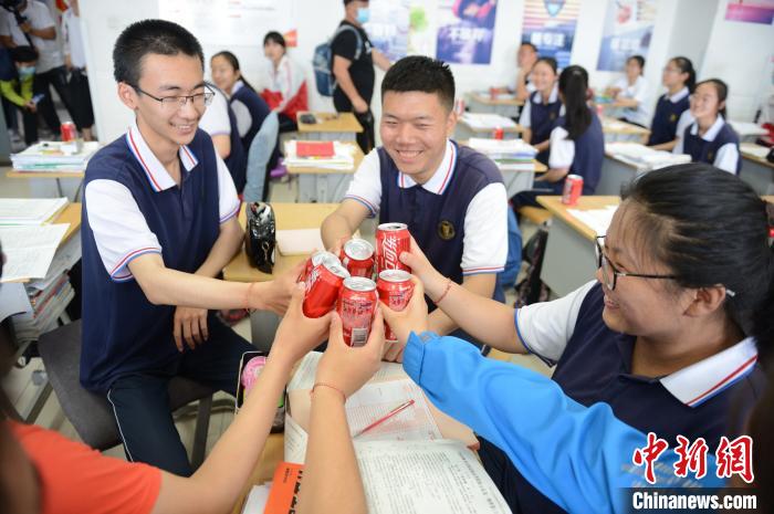 呼和浩特一中学为高三学生准备礼物 祝愿高考高"粽"