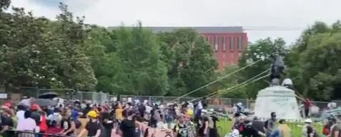 特朗普回来第二天 白宫外惊现“黑宫”！