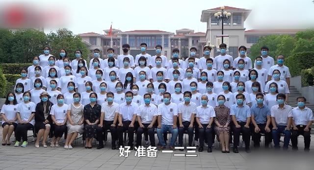 高校毕业典礼上男生向女友求婚,网友:校领导一脸姨母笑+海豹式鼓掌