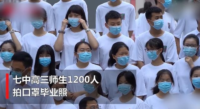 高校毕业典礼上男生向女友求婚,网友:校领导一脸姨母笑+海豹式鼓掌