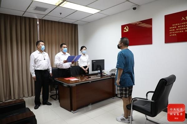 “红通人员”、原铁道部调研员海涛回国投案,涉嫌受贿罪2013年外逃