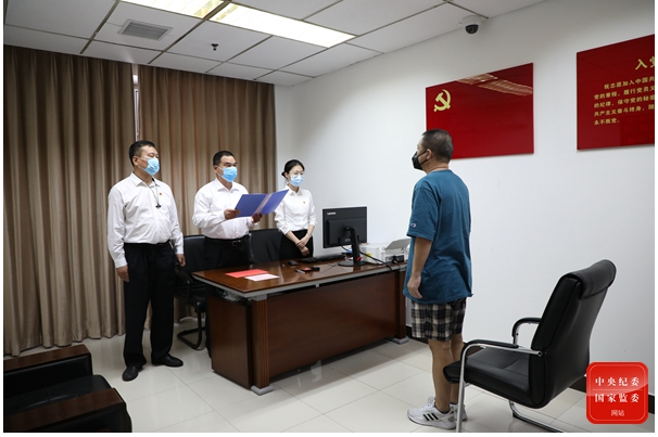“红通人员”原铁道部运输局营运部调研员海涛回国投案,涉嫌受贿罪于2013年1月外逃
