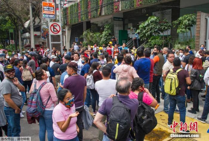 当地时间6月23日,在墨西哥瓦哈卡州,民众在室外避险。