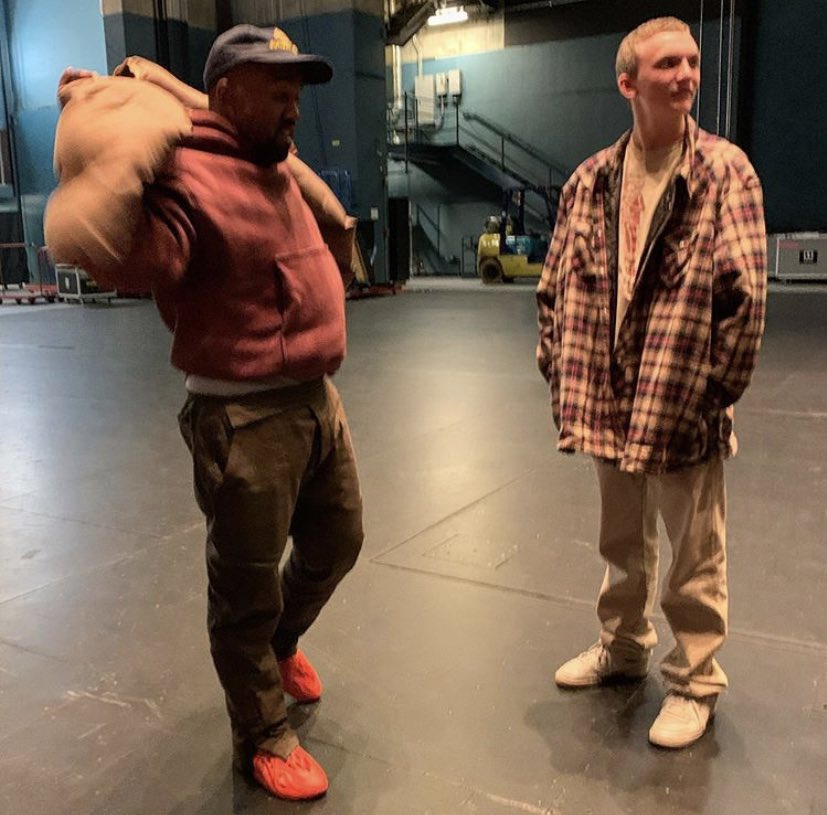 侃爷、卡戴珊频繁上脚!今夏最具「视觉侵略性」的 Yeezy 要来了!