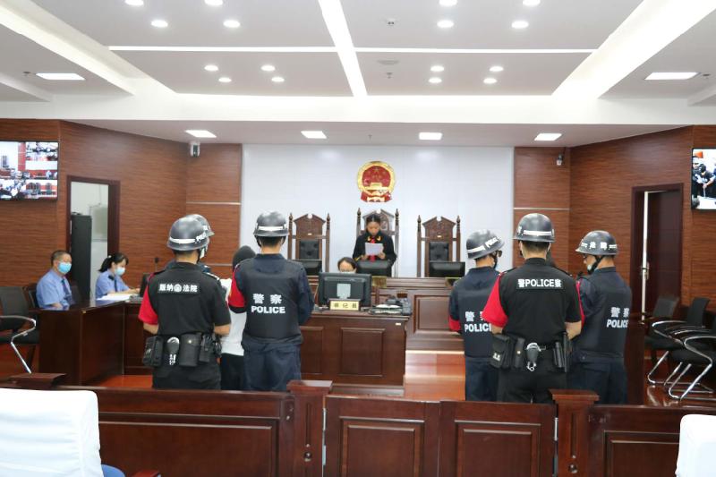 6月23日,西双版纳中院向被告人大爬、岩温龙宣读最高人民法院批准死刑裁定,当天二人被执行死刑。 董静 图