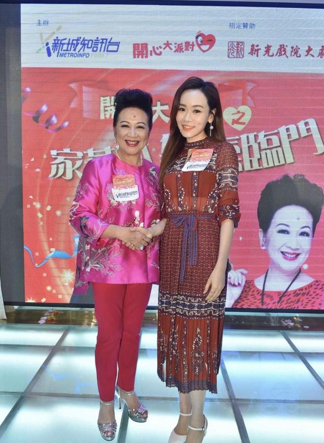 大妈们收起你的印花衫,学薛家燕穿玫红色刺绣上衣,显贵10倍不止