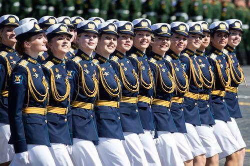 6月24日,女兵列队参加在俄罗斯莫斯科红场举行的阅兵式. 新华社发