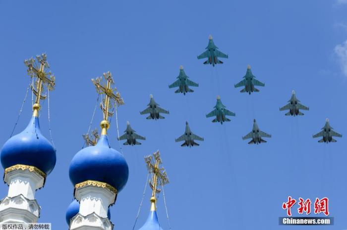 图为苏-35、苏-34、苏-30SM编队飞越红场。