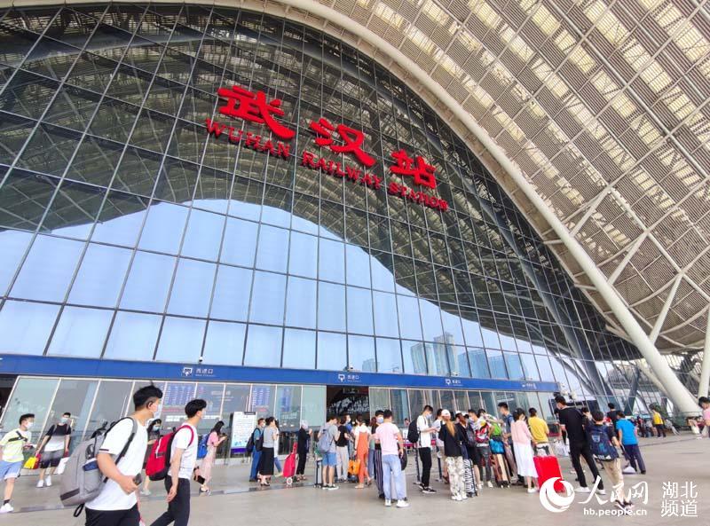端午节首日 武汉火车站迎来客流高峰